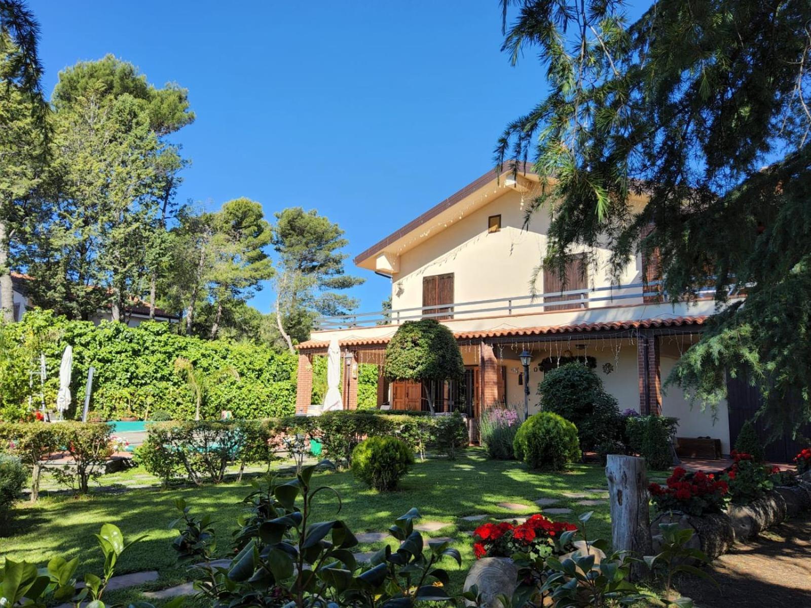 Villa Con Piscina Villa Scott Del Bernese Николози Экстерьер фото