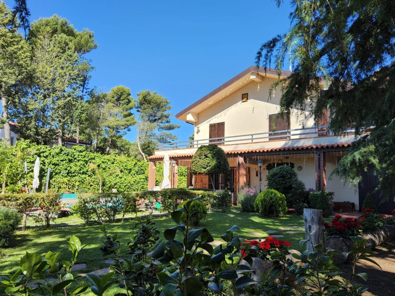 Villa Con Piscina Villa Scott Del Bernese Николози Экстерьер фото