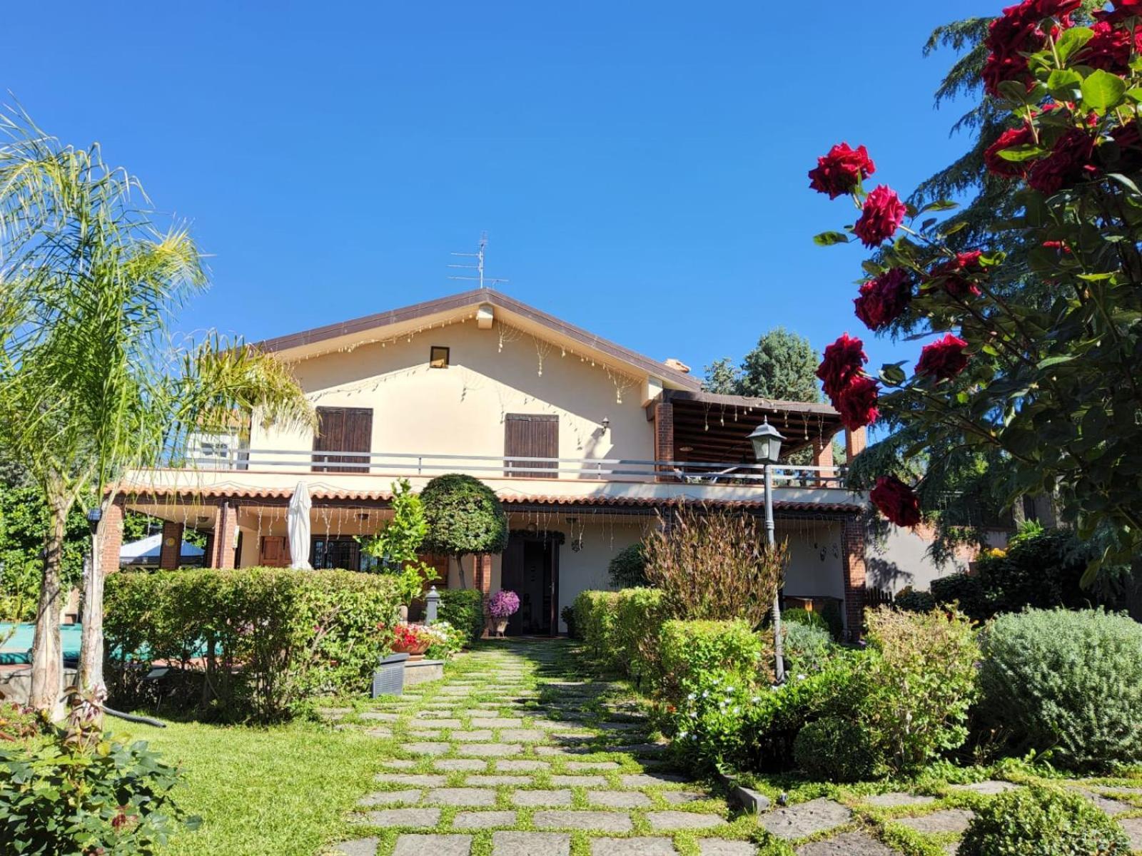 Villa Con Piscina Villa Scott Del Bernese Николози Экстерьер фото