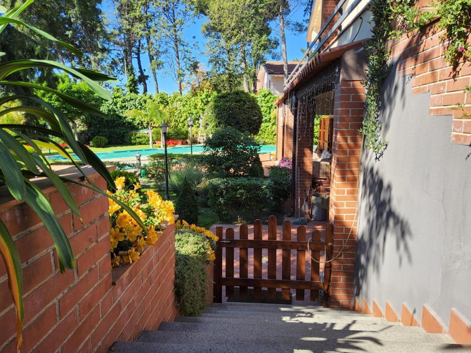 Villa Con Piscina Villa Scott Del Bernese Николози Экстерьер фото